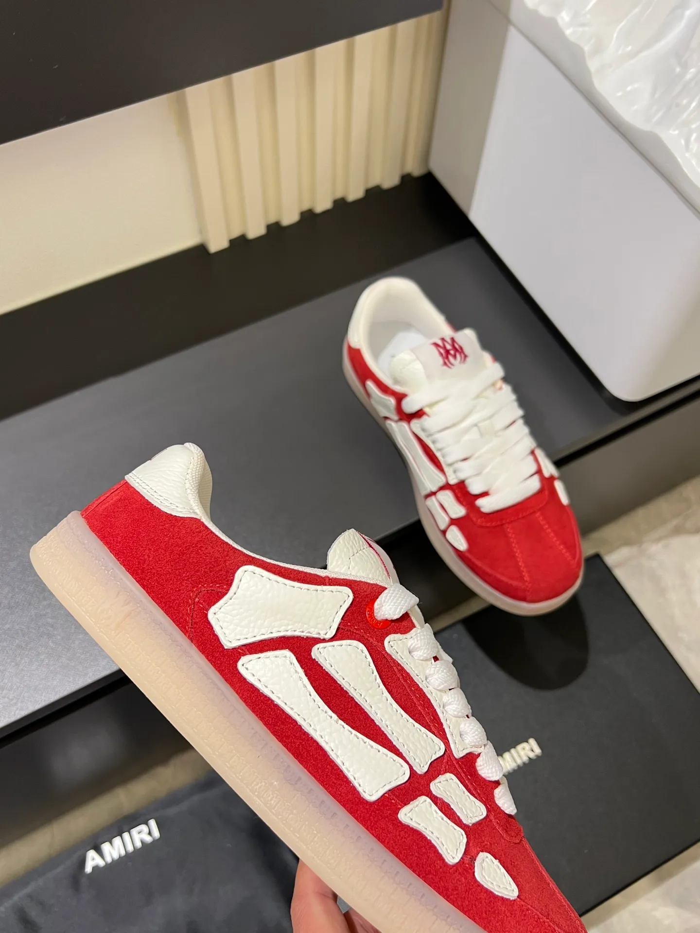 Men's shoes 💰p560 "AMIR*" new men's low-top casual sports sneakers bone shoes, another pair of irresistible bone shoes. Bone shoes are one of AMIRI's most popular items. Made of first-layer cowhide upper. The side bones are made of two cowhide laminations. It has a three-dimensional effect. The leather incisions are all oil-edged. Contrast color design. Simple style. Fashionable sports. Customized metal LOGO nameplate embellished with laces. Exclusive top-quality version. Supports contrast. Breathable mesh lining. The original rubber outsole is a must-have item for daily leisure. It is suitable for various occasions. If you pursue high quality, check it out. It is super cool on the feet and comes with a full set of original packaging! Size: 39-45!